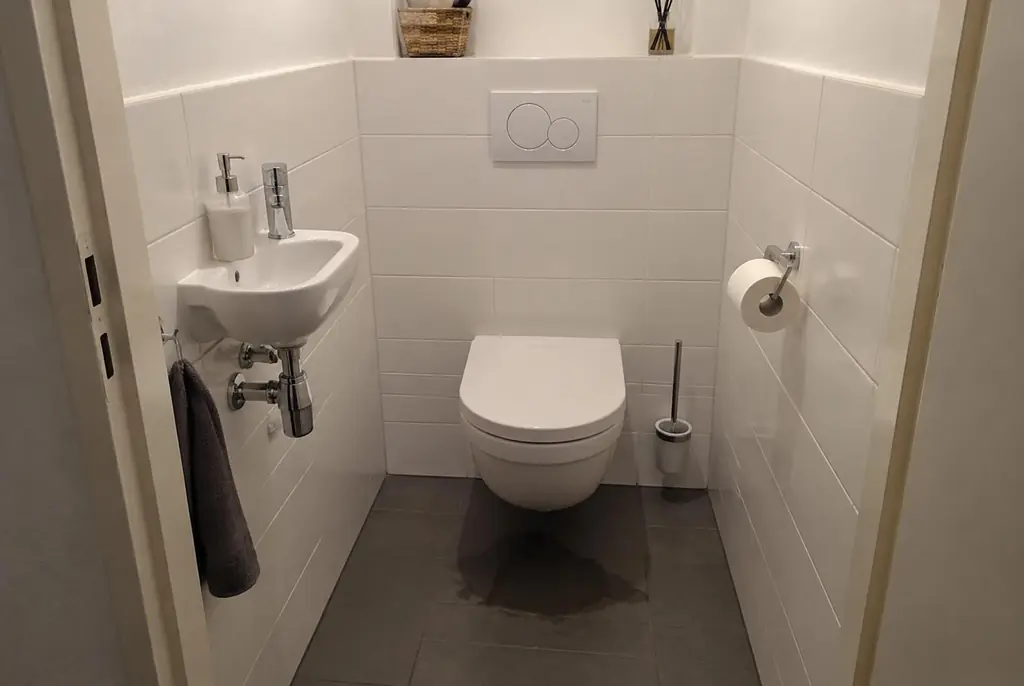 Lekdetectie Arnhem – natte vloer bij een toilet