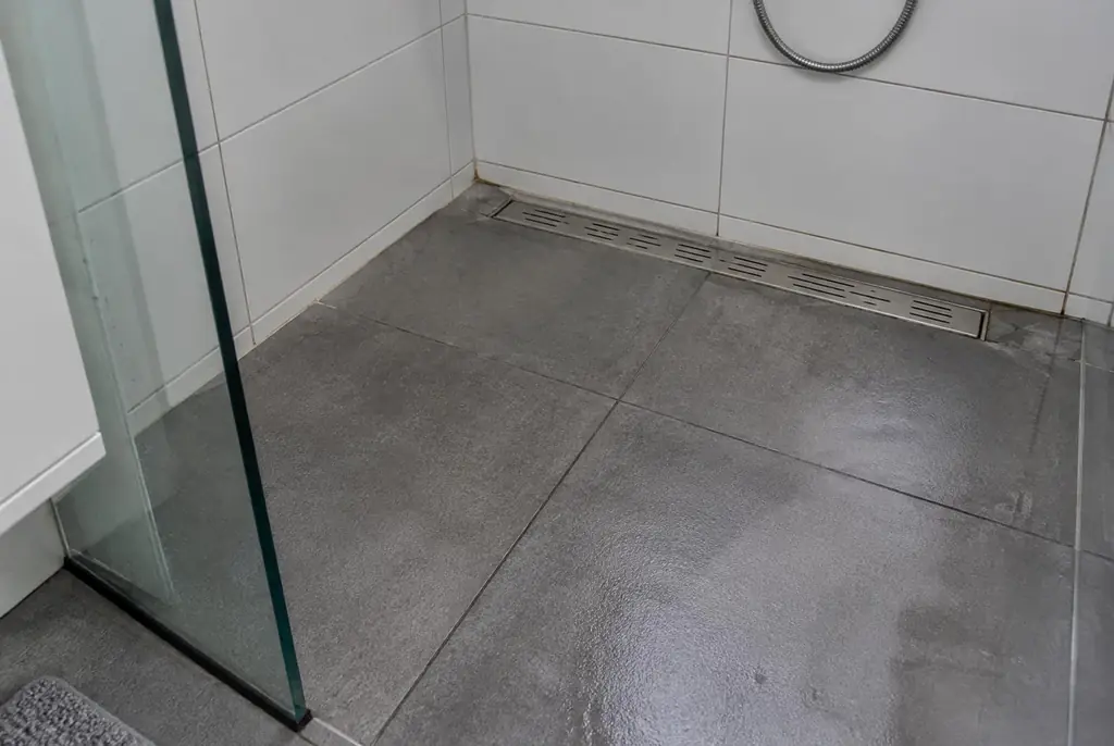 Lekdetectie Arnhem – lekkende inloopdouche met natte voegen