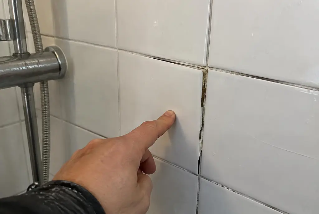 Lekdetectie Arnhem – losse, holle badkamertegels door een lekkage
