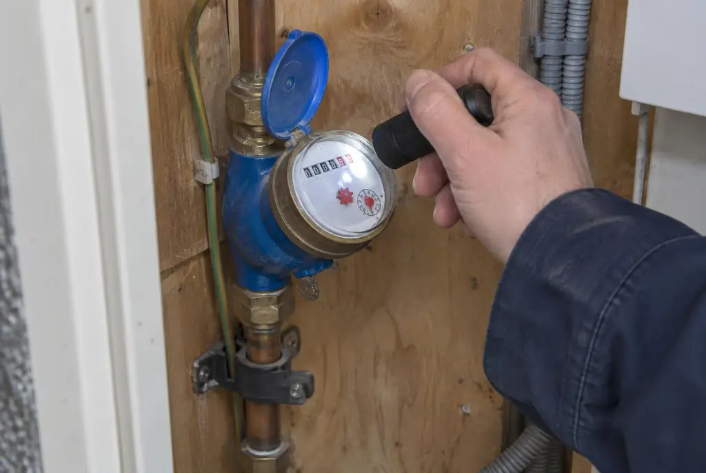Lekdetectie Arnhem – watermeter in de meterkast controleren met een zaklamp